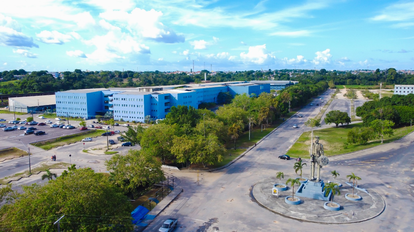 Vista aérea do campus da Universidade Nilton Lins em Manaus